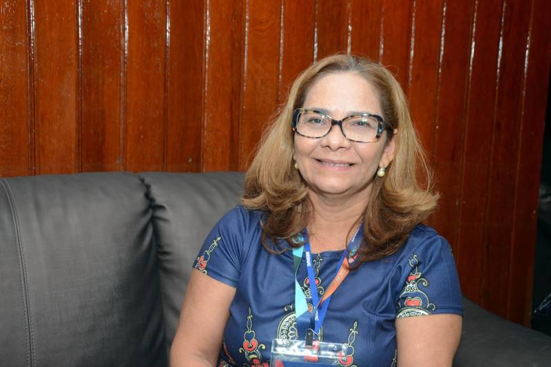 No último dia do I Seminário Regional Paralímpico Escolar 2018, em Belém, nesta sexta-feira (23), professores participaram de duas mesas redondas – Esporte Paralímpico na Escola e Projeto Paralímpico Estadual. A programação viabiliza a formação de 210 professores de Educação Física para atendimento de estudantes com deficiência na região e impulsiona a definição e execução de políticas públicas para esse público específico. Participam do evento docente do Pará, Maranhão, Tocantins e Amapá, da Região Norte II. O evento começou no dia 21, mediante parceria do CPB com o do Governo do Estado, por meio Núcleo de Articulação e Cidadania (NAC), com o Plano Estadual de Ações Integradas à Pessoa com Deficiência – Existir; e do Núcleo de Esporte e Lazer (NEL) da Secretaria de Estado de Educação (Seduc). Na foto, a coordenadora do NEL Seduc, Glória Guerreiro.
FOTO: ELISEU DIAS / ASCOM SEDUC
DATA: 23.03.2018
BELÉM - PARÁ <div class='credito_fotos'>Foto: Eliseu Dias / Ascom Seduc | <a href='/midias/2018/originais/46afa67c-dea2-4131-a0c2-4f8116a1450e.jpg' download><i class='fa-solid fa-download'></i> Download</a></div>