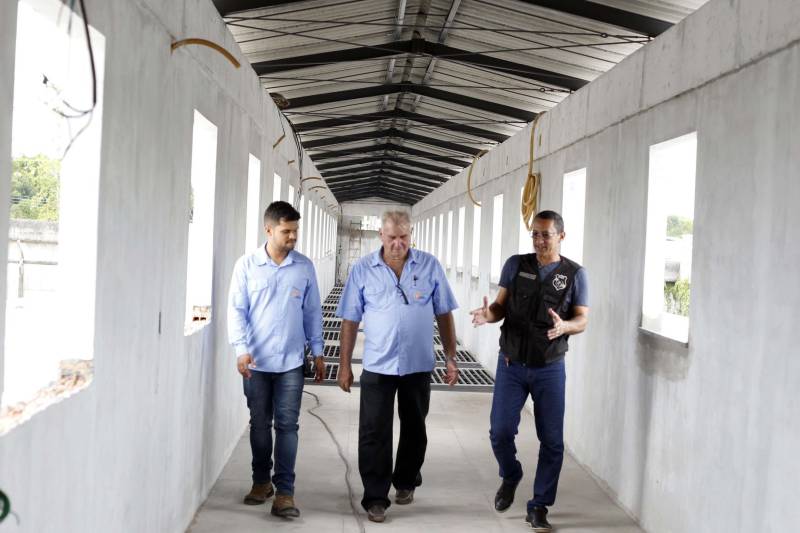 As obras de ampliação de dois novos pavilhões no Centro de Recuperação Penitenciário do Pará I (CRPP I), localizado no Complexo Penitenciário de Santa Izabel, já estão com mais de 70% do cronograma concluído. A obra é de responsabilidade da Secretaria de Estado de Desenvolvimento e Obras Públicas (Sedop) e executada pela M.D.S Construtora e Incorporadora, empresa contratada. Com a ampliação do CRPP I serão abertas 342 novas vagas para a custódia dos internos da Superintendência do Sistema Penitenciário do Estado (Susipe).

FOTO: AKIRA ONUMA/ASCOM SUSIPE
DATA: 28.11.2018
SANTA IZABEL- PARÁ <div class='credito_fotos'>Foto: Akira Onuma / Ascom Susipe   |   <a href='/midias/2018/originais/46b095b8-192c-48af-9b08-f0a52c3e8aa1.jpg' download><i class='fa-solid fa-download'></i> Download</a></div>