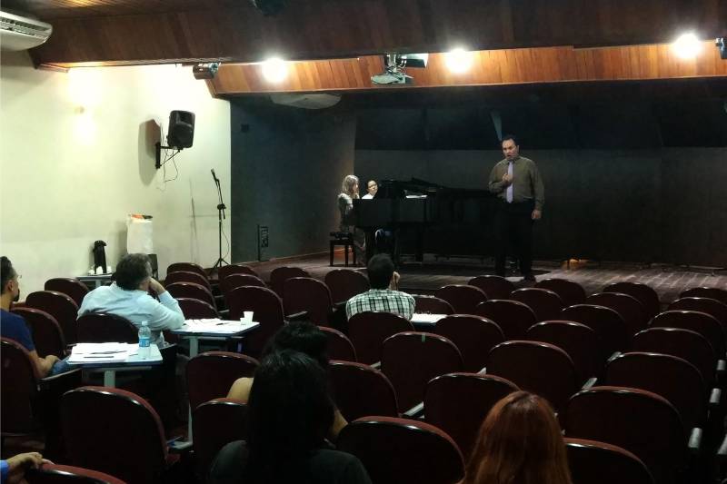 Dezenove cantores líricos participaram nesta manhã (2) da fase eliminatória do II Concurso de Canto Marina Monarcha. Idealizado pelo Núcleo de Ópera do Instituto Estadual Carlos Gomes (IECG), o concurso tem o objetivo de dar oportunidade aos novos talentos do canto paraense e presta uma homenagem a uma das mais importantes professoras de canto lírico do Pará.

FOTO: ASCOM FCG
DATA: 02.04.2018
BELÉM - PARÁ <div class='credito_fotos'>Foto: ASCOM FCG   |   <a href='/midias/2018/originais/46b36f2e-46b1-4f85-b0cd-8e9c94b53b99.jpg' download><i class='fa-solid fa-download'></i> Download</a></div>