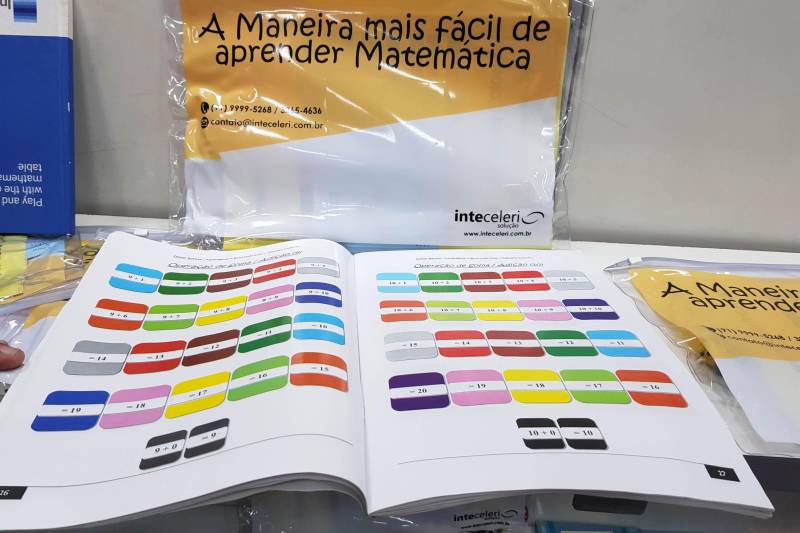 Óculos de realidade virtual feito de miriti, robozinho inteligente, tabuada colorida e game para facilitar o aprendizado com os números. Esses são alguns dos produtos expostos no estande “Matematicando” presente no I Salão do Livro do Sul e Sudeste do Pará, que ocorre no Centro de Convenções Leonildo Borges Rocha, em Marabá, até dia 06 de maio.
FOTO: ASCOM CRGSP
DATA: 03.05.2018
MARABÁ - PARÁ <div class='credito_fotos'>Foto: ASCOM CRGSP | <a href='/midias/2018/originais/46b3992f-b84b-498b-a0bb-c45d37c8474e.jpg' download><i class='fa-solid fa-download'></i> Download</a></div>