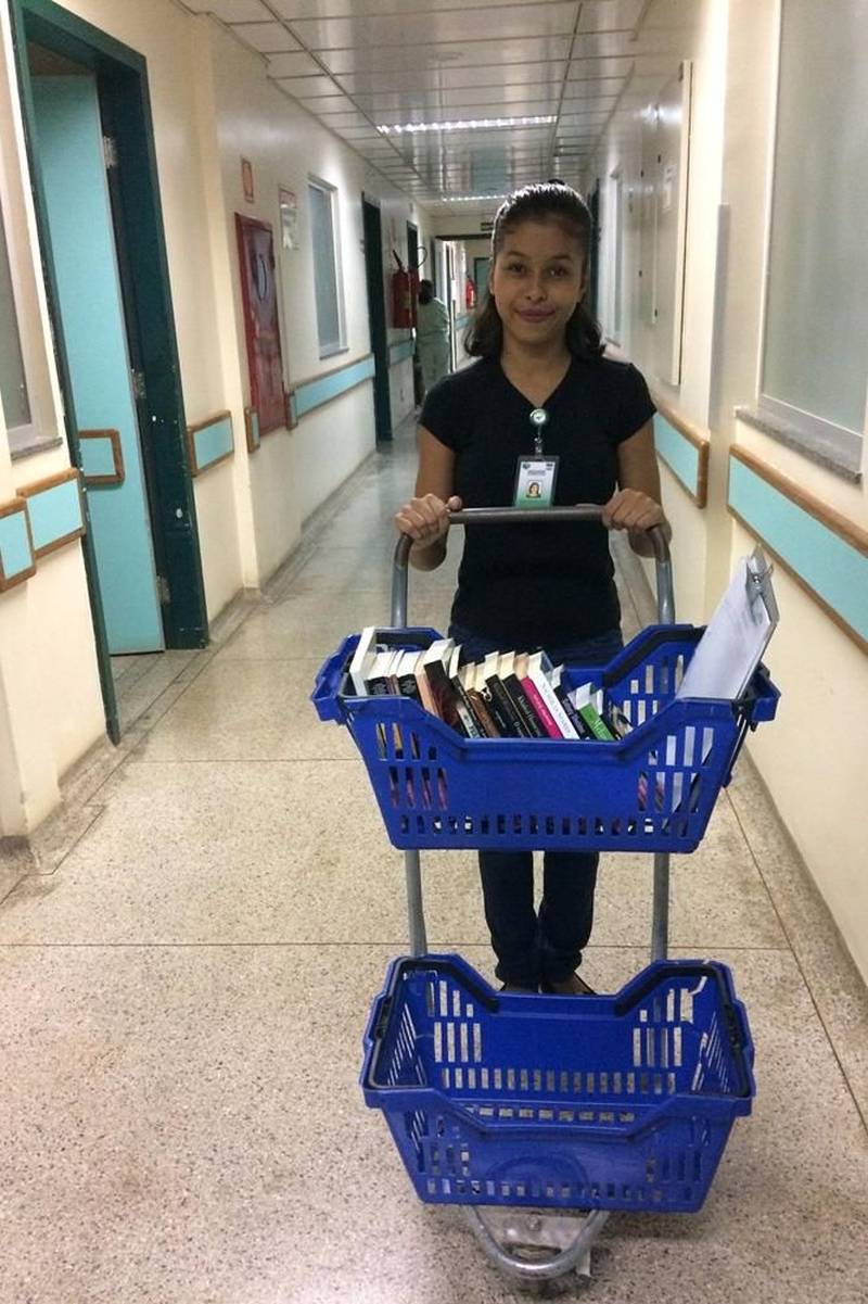 Os grupos que participam do Programa de Voluntariado da Pró-Saúde Associação Beneficente de Assistência Social e Hospitalar em Marabá estão realizando uma campanha de arrecadação de livros para doar ao Hospital Regional do Sudeste do Pará - Dr. Geraldo Veloso (HRSP), em Marabá. Na foto, colaboradora visita enfermarias com carrinho de livros.
FOTO: ASCOM HRSP
DATA: 25.04.2018
MARABÁ - PARÁ <div class='credito_fotos'>Foto: ASCOM HRSP | <a href='/midias/2018/originais/46b6a9fa-156e-464d-949a-4cfe69b2540f.jpg' download><i class='fa-solid fa-download'></i> Download</a></div>