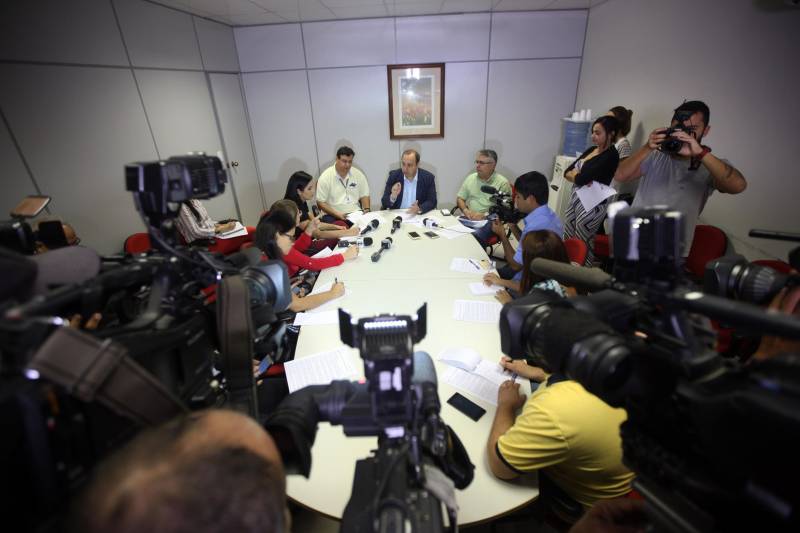 Coletiva na Sespa sobre a suspeita de casos de raiva humana no município de Melgaço. Na foto, o secretário de Saúde, Vitor Matheus.
FOTO: THIAGO GOMES / AG. PARÁ
DATA: 11.05.2018
BELÉM - PARÁ <div class='credito_fotos'>Foto: Thiago Gomes /Ag. Pará | <a href='/midias/2018/originais/46b6bbce-4e3c-4c5d-9a04-8221d7f9d70c.jpg' download><i class='fa-solid fa-download'></i> Download</a></div>