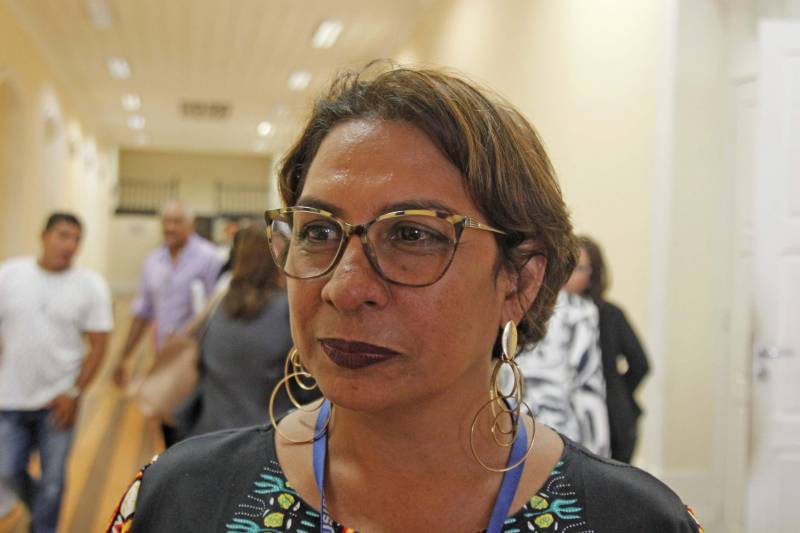 Mais do que acreditar na mudança, o que faz a diferença é proporcionar a oportunidade de mudar. Este é um dos objetivos do governo do Estado ao beneficiar egressos do Sistema Penitenciário do Estado do Pará com a carta de microcrédito do Programa Credcidadão. O recurso permite o início de um negócio próprio, garantindo não só uma renda familiar, mas principalmente a melhoria da qualidade de vida. Na manhã desta sexta-feira (8), na Escola de Administração Penitenciária, o Núcleo de Gerenciamento do Programa Credcidadão beneficiou 17 novos empreendedores com a entrega de R$ 50.400,00 em microcrédito. Dos beneficiados, quatro são renovações de contratos. Desde 2015, o Credcidadão já entregou R$ 148.900,00 para 50 microempreendedores. Na foto, a coordenadora de Assistência ao Egresso e Família, Neide Azevedo.
FOTO: AKIRA ONUMA / AG. PARÁ
DATA: 08.06.2018
BELÉM - PARÁ <div class='credito_fotos'>Foto: Akira Onuma / Ascom Susipe | <a href='/midias/2018/originais/46c2d237-d74f-4495-b790-d043d551cdd2.jpg' download><i class='fa-solid fa-download'></i> Download</a></div>