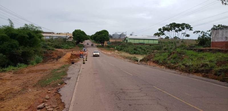 A Secretaria de Estado de Transporte (Setran) está recuperando da erosão a Rodovia PA-256 (foto), no perímetro urbano, próximo à rodoviária do município de Paragominas, nordeste paraense, provocada pelas fortes chuvas do período, agravada pela área de plantação de soja sem vegetação e obras de urbanização em um condomínio que também escoa água para a grota na margem direita da pista.

FOTO: ASCOM / SETRAN
DATA: 07.12.2018
PARAGOMINAS - PARÁ <div class='credito_fotos'>Foto: ASCOM SETRAN   |   <a href='/midias/2018/originais/46c6d6fb-fd04-4603-aeca-eeb3e423d9f4.jpg' download><i class='fa-solid fa-download'></i> Download</a></div>
