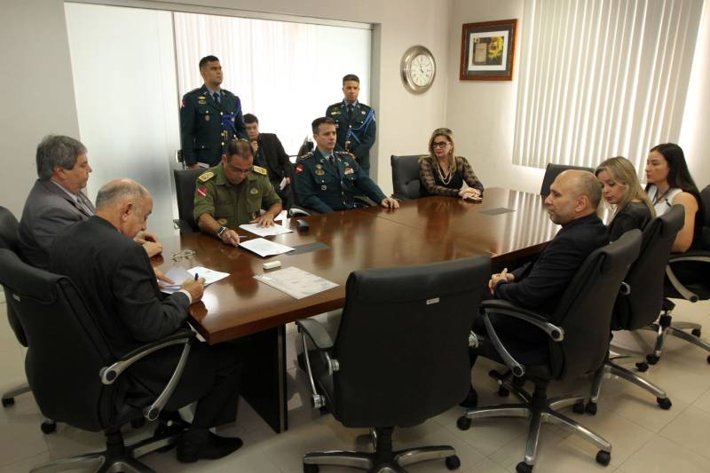 Mais de cem policiais militares devem reforçar a segurança nos fóruns do interior do estado a partir do ano que vem. Os policiais vão substituir o atual efetivo de segurança armada, hoje composto por funcionários terceirizados ligados a empresas particulares. Um termo de cooperação foi assinado entre o governo estadual e o Tribunal de Justiça do Estado na manhã desta terça-feira, 17, no Palácio do Governo. 

FOTO: CRISTINO MARTINS / AG. PARÁ
DATA: 17.12.2018
BELÉM - PARÁ <div class='credito_fotos'>Foto: Cristino Martins/Ag. Pará   |   <a href='/midias/2018/originais/46ceade2-1cf9-4f1c-8d2a-dc29d28f88b9.jpg' download><i class='fa-solid fa-download'></i> Download</a></div>