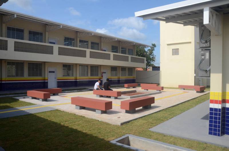 O ano letivo de 2019 no município de Conceição da Araguaia, no sudeste do Pará, vai contar com uma escola reestruturada de Ensino Médio. É a “Professora Deocleciano Alves Moreira” (foto), na avenida Carajás Sá, S/N, no bairro São Luís II. A unidade de ensino passou por obras de reforma e ampliação. A secretária de Estado de Educação, Ana Claudia Serruya Hage, participou da entrega dos serviços, nesta quinta-feira (27). A obra na escola teve financiamento do Banco Interamericano de Desenvolvimento (BID), em um investimento de R$ 5.811.204,58. O projeto faz parte do Programa de Melhoria da Qualidade e Expansão da Cobertura da Educação Básica do Estado do Pará, preconizado pela Seduc no Pacto pela Educação.

FOTO: FERNANDO NOBRE / ASCOM SEDUC
DATA: 27.12.2018
CONCEIÇÃO DO ARAGUAIA - PARÁ <div class='credito_fotos'>Foto: FERNANDO NOBRE/ASCOM SEDUC   |   <a href='/midias/2018/originais/46d31212-91e2-4c1e-928b-100bb3015378.jpg' download><i class='fa-solid fa-download'></i> Download</a></div>