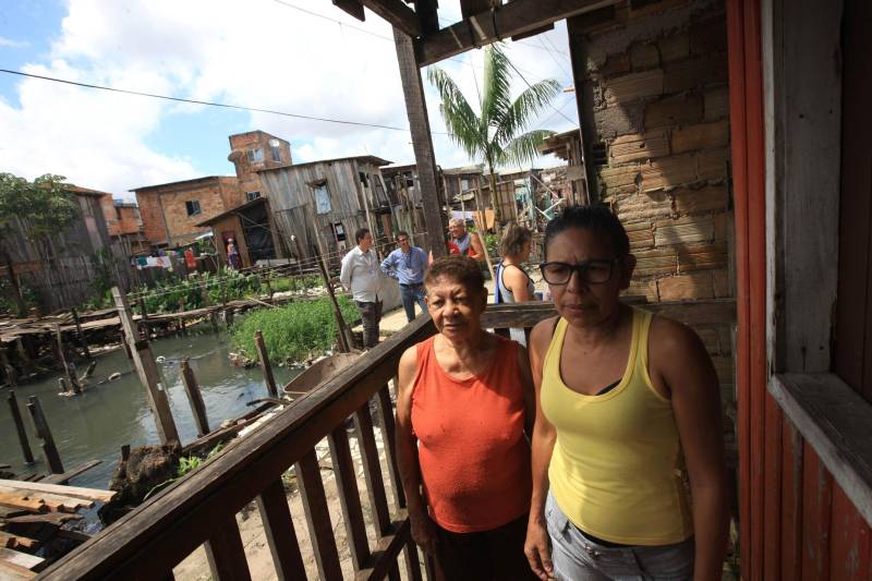Mais de 130 benfeitorias que foram construídas de maneira irregular sobre o canal do Tucunduba foram retiradas para dar início às obras da segunda etapa do projeto de saneamento integrado da bacia do Tucunduba, que vai beneficiar 250 mil moradores dos bairros de Canudos, Guamá, Terra Firme e Marco. Moradora há 48 anos na Passagem Santa Helena, a aposentada Vitória Conceição Vieira, 87 anos (e), enfrentou mais de dez alagamentos por conta do transbordamento do canal nos períodos de chuvas intensas
FOTO: RODOLFO OLIVEIRA / AG. PARÁ
DATA: 16.05.2018
BELÉM - PARÁ <div class='credito_fotos'>Foto: Rodolfo Oliveira/Ag. Pará | <a href='/midias/2018/originais/46d599be-22c1-41a4-ae20-3dde774e7df9.jpg' download><i class='fa-solid fa-download'></i> Download</a></div>