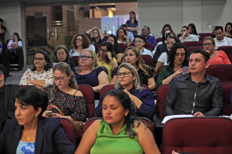 A Oficina de Trabalho da Comissão Estadual de Erradicação ao Trabalho Escravo (Coetrae, na foto), da Secretaria de Estado de Justiça e Direitos Humanos (Sejudh) começou na manhã desta quarta-feira, 25, no Auditório Aluysio Chaves, no Tribunal Regional do Trabalho da 8° Região, em Belém. O evento, que tem como principal objetivo a validação do Plano Estadual para a Erradicação do Trabalho Escravo do Pará (Peete/PA), segue até esta quinta-feira, 26, com a participação de diversas instituições governamentais e não governamentais que compõe a Coetrae, além de representações da sociedade civil de diversos municípios do Estado.
FOTO: WAGNER ALMEIDA / ASCOM SEJUDH
DATA: 25.04.2018
BELÉM - PARÁ <div class='credito_fotos'>Foto: Wagner Almeida/ Ascom Sejudh | <a href='/midias/2018/originais/46da14b0-d3db-4134-9d9d-dd011a08e9f5.jpg' download><i class='fa-solid fa-download'></i> Download</a></div>