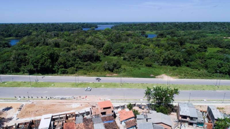 Com a chegada do verão, as obras de prolongamento da Avenida João Paulo II (foto) entram em ritmo acelerado. A partir do final desta semana, o número de operários envolvidos na obra, que hoje chega a 350, vai passar a ser de 600, o que garantirá maior celeridade na conclusão das obras, previstas para até o final de julho. “Faltam menos de 10% para que a gente conclua toda a obra. São detalhes de pavimentação nas vias de acesso, calçada, gradil, iluminação, o que a gente chama de acabamento. E nesse acabamento, incluímos também as passarelas, que são montadas fora e, a partir daí, são levadas para o canteiro de obra e colocadas em seus devidos lugares. As passarelas são importantes para segurança dos pedestres que vão precisar atravessar a João Paulo. Da mesma forma, a sinalização horizontal e vertical são fundamentais para circulação dos pedestres, motoristas, motociclistas e ciclistas por toda a avenida. A expectativa é que possamos entregar o mais breve possível o prolongamento da Avenida João Paulo II à população, de forma a garantir melhoria da qualidade de vida, saúde, lazer, mobilidade e mais segurança para quem mora nessa área”, informa o diretor geral do Núcleo de Gerenciamento de Transportes Metropolitano (NGTM), César Meira. 

FOTO: SECOM
DATA: 12.06.2018 
BELÉM - PARÁ <div class='credito_fotos'>Foto: Secom   |   <a href='/midias/2018/originais/46da4d0e-009e-41b6-b2f2-c348270eddee.jpg' download><i class='fa-solid fa-download'></i> Download</a></div>