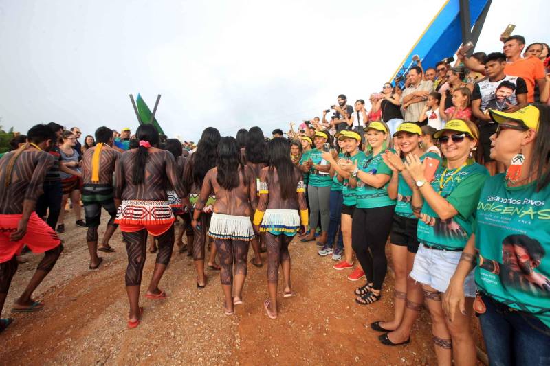 Eles vêm entoando cantos, em danças cadenciadas. A pele é pintada e os corpos estão cobertos por vestimentas típicas, feitas de miçangas, penas de animais e sementes de frutos. Exibem a exuberante força, que vem do coração, prontos para mais uma Semana dos Povos Indígenas. O maior evento do gênero no Estado começou neste domingo (15), com a chegada das cerca de 70 embarcações que se encontram no cruzamento dos rios Xingu e Fresco, na orla da cidade de São Félix do Xingu, sudeste do Pará.
FOTO: RODOLFO OLIVEIRA / AG. PARÁ
DATA: 15.04.2018
SÃO FÉLIX DO XINGU - PARÁ <div class='credito_fotos'>Foto: Rodolfo Oliveira/Ag. Pará | <a href='/midias/2018/originais/46dc0a5d-5a41-4405-a5ff-86ca9daea822.jpg' download><i class='fa-solid fa-download'></i> Download</a></div>