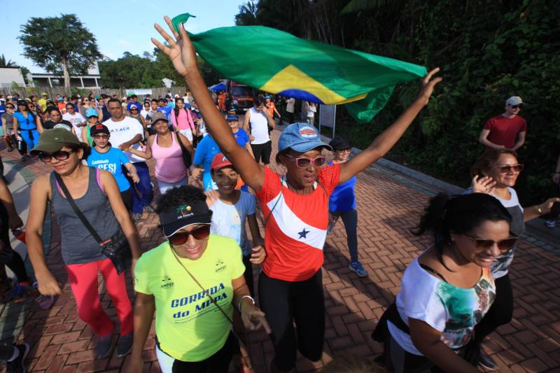 Uma reabertura feita a milhares de mãos. A fita inaugural colocada no inicio da trilha principal do Parque do Utinga foi rompida por mais de cinco mil pessoas ansiosas pelo inicio da caminhada, marcando o segundo dia da programação de reabertura do mais novo espaço paraense de lazer e interatividade com a natureza.
FOTO: MÁCIO FERREIRA / AG. PARÁ
DATA: 17.03.2018
BELÉM - PARÁ <div class='credito_fotos'>Foto: MÁCIO FERREIRA/ AG. PARÁ | <a href='/midias/2018/originais/46df59a7-8fb1-4b68-8728-ff45fb63eddc.jpg' download><i class='fa-solid fa-download'></i> Download</a></div>