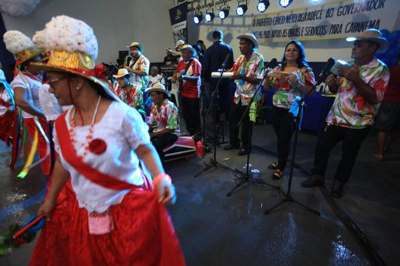 O Governo do Pará garante mais investimentos em segurança, infraestrutura e regularização fundiária ao município de Capanema, no nordeste paraense. Na noite desta segunda-feira (4) foram entregues novas viaturas para a Polícia Militar e assinados convênios e ordens de serviço para novas obras na cidade.

FOTO: MÁCIO FERREIRA / AG. PARÁ
DATA: 04.06.2018
CAPANEMA - PARÁ <div class='credito_fotos'>Foto: MÁCIO FERREIRA/ AG. PARÁ   |   <a href='/midias/2018/originais/46e4b470-9b1a-4ef0-9905-e67c87f4b939.jpg' download><i class='fa-solid fa-download'></i> Download</a></div>