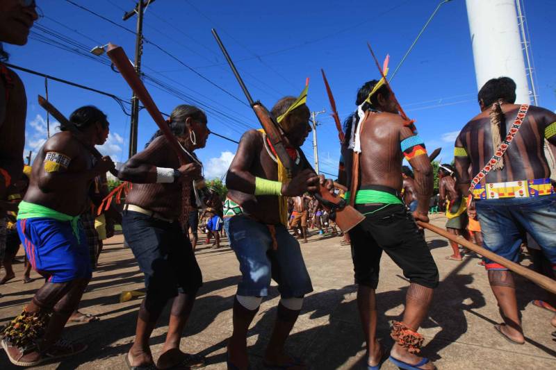 Uma caminhada pelas principais ruas de São Félix do Xingu foi o ponto alto da programação da Semana dos Povos Indígenas nesta quarta-feira (18). Os índios se concentraram em frente à Secretaria Municipal de Cultura, entoando cantos de guerra e dançando na luta por direitos. Uma das principais reivindicações é a retomada de territórios e a gestão ambiental dessas áreas. Durante a passeata, caciques se revezavam proferindo palavras de ordem, enquanto todos seguiam em cadência rumo à Praça do Triângulo, onde ocorre grande parte das atividades. A passeata foi também um protesto contra a exoneração de Franklimberg Ribeiro de Freitas da presidência da Fundação Nacional do Índio (Funai). Ele teria sido demitido pelo presidente Michel Temer a pedido de deputados da bancada ruralista, em Brasília.
FOTO: RODOLFO OLIVEIRA / AG. PARÁ
DATA: 18.04.2018
SÃO FÉLIX DO XINGU - PARÁ <div class='credito_fotos'>Foto: Rodolfo Oliveira/Ag. Pará | <a href='/midias/2018/originais/46e5c5ce-5887-451c-9138-abcc4c8dfb9d.jpg' download><i class='fa-solid fa-download'></i> Download</a></div>