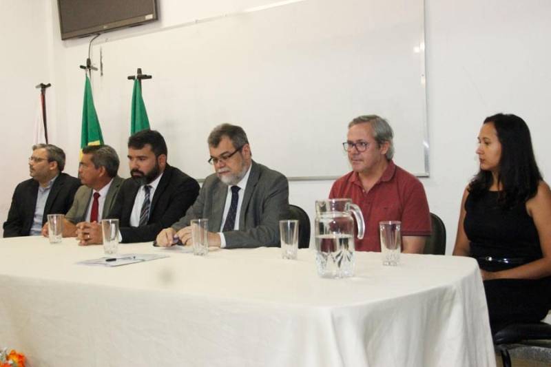 Foi assinado, na quinta-feira (17), no município de Marabá, o Termo de Cooperação Técnica (foto) entre o Centro de Perícias Científicas (CPC) “Renato Chaves” e a Universidade Federal do Sul e Sudeste do Pará (Unifesspa), que dá direito ao órgão estadual de utilizar o Laboratório de Análises por Microscópio Eletrônico de Varredura (LabMEV), pertencente ao Instituto de Geociências e Engenharias (IGE), para que sejam realizadas análise e exames periciais que necessitem de microscopia eletrônica. Com o Termo, que terá duração de dois anos, podendo ser prorrogado, o CPC garantirá a presença de, no mínimo, um perito criminal para manusear as amostras, mantendo a Cadeia de Custódia. Fornecerá também, material de consumo para realização dos exames no Microscópio de Varredura Eletrônica, além de ofertar cursos para capacitar os docentes da Universidade, relacionadas aos exames periciais. Em contrapartida, a Universidade, além de disponibilizar o Laboratório e o equipamento para a microscopia, auxiliará, por meio de seu corpo técnico e docente, nos exames e também ofertará cursos de capacitação aos peritos criminais para o manuseio do equipamento. A instituição também viabilizará o acesso à rede de fibra, conforme condições de atendimento da instituição universitária.

FOTO: ASCOM / CPC RENATO CHAVES
DATA: 18.05.2018
MARABÁ - PARÁ <div class='credito_fotos'>Foto: ASCOM / CPC RENATO CHAVES   |   <a href='/midias/2018/originais/46e88ae8-28f0-49d5-908d-e3c8eadd81e6.jpg' download><i class='fa-solid fa-download'></i> Download</a></div>