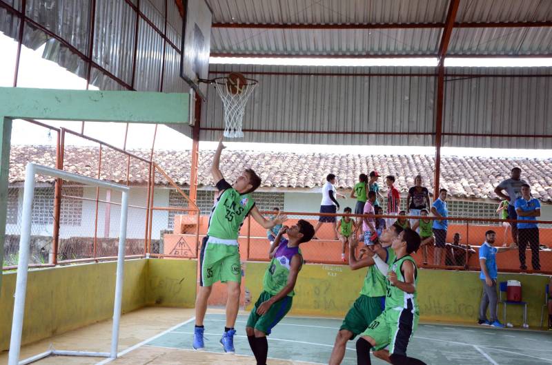 A Regional Mocajuba dos Jogos Estudantis Paraenses (JEPs), que ocorreu de 16 a 20 deste mês reunindo municípios do Baixo Tocantins, foi encerrada com festa no final de semana, pelos atletas que garantiram vagas na Etapa Estadual da competição, marcada para o período de 19 a 22 de junho, na Arena Guilherme Paraense, em Belém, com as finais transmitidas ao vivo pela TV Cultura do Pará. Na categoria B masculino, os campeões no basquetebol (foto) foram estudantes da Escola Estadual Palmira Gabriel, do município de Barcarena.
FOTO: ELISEU DIAS / ASCOM SEDUC
DATA: 20.05.2018
MOCAJUBA - PARÁ <div class='credito_fotos'>Foto: Eliseu Dias / Ascom Seduc | <a href='/midias/2018/originais/46e90de8-ec96-4077-9663-9921746934f1.jpg' download><i class='fa-solid fa-download'></i> Download</a></div>