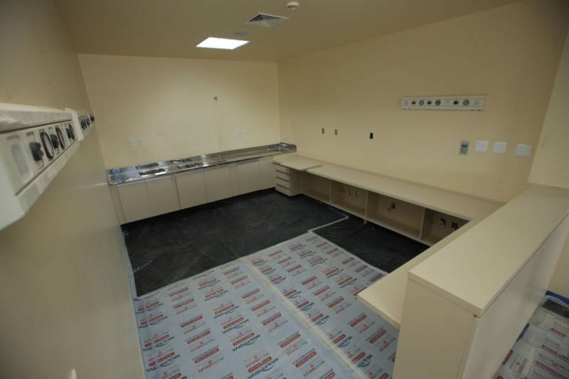 “A população de Itaituba vai contar com uma estrutura fora do comum em hospitais públicos do Brasil”. A afirmação é do engenheiro Gustavo Garoli, gerente geral da obra do Hospital Regional do Tapajós, no município de Itaituba, que está com a estrutura 95% concluída. O hospital que fica na região sudoeste do Estado deve beneficiar, além de cerca de 100 mil itaitubenses, moradores de nove municípios vizinhos.

FOTO: MÁCIO FERREIRA / AG. PARÁ
DATA: 19.12.2018
ITAITUBA - PARÁ <div class='credito_fotos'>Foto: MÁCIO FERREIRA/ AG. PARÁ   |   <a href='/midias/2018/originais/46eb3825-19e2-43c0-a232-281454e413a0.jpg' download><i class='fa-solid fa-download'></i> Download</a></div>