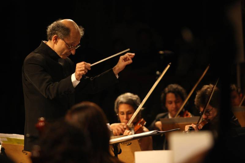 O primeiro dia de apresentações para o público do XXXI Festival Internacional de Música do Pará (Fimupa) encerrou de forma triunfal e da maneira que melhor traduz o festival: com a apresentação da Orquestra Acadêmica desta edição, formada por musicistas paraenses, instrumentistas de diversos países, acadêmicos do curso de graduação em música da Universidade Estadual do Pará e crianças, que iniciaram há pouco tempo os estudos de música no Instituto Estadual Carlos Gomes. Com a mistura do popular com o erudito, o compositor e maestro carioca Tim Rescala (foto) levou ao palco a suíte orquestral “Velho Chico”, trilha sonora da novela da Rede Globo, de sua autoria.
FOTO: MARCELO LELIS / AG. PARÁ
DATA: 03.05.2018
BELÉM - PARÁ <div class='credito_fotos'>Foto: Marcelo Lelis / Ag. Pará | <a href='/midias/2018/originais/46f5edf2-ee8e-422f-b091-7e7987159730.jpg' download><i class='fa-solid fa-download'></i> Download</a></div>