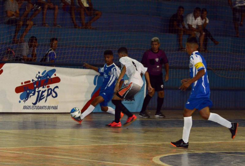 Uma intensa programação cultural, social e esportiva movimenta a cidade de Mãe do Rio, nesta sexta-feira (11), quando o município comemora 30 anos de fundação. Os competidores da etapa regional de Mãe do Rio dos Jogos Estudantis Paraenses (Jeps) terão um forte aliado durante os cinco dias da competição: a animação da torcida local.
FOTO: ELISEU DIAS / ASCOM SEDUC
DATA: 09.05.2018
MÃE DO RIO - PARÁ <div class='credito_fotos'>Foto: Eliseu Dias / Ascom Seduc | <a href='/midias/2018/originais/46f6eb00-ae9b-47af-af6e-b25999d6639a.jpg' download><i class='fa-solid fa-download'></i> Download</a></div>