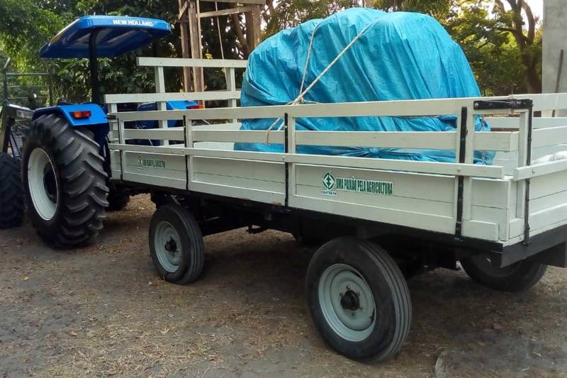 Mais de 500 famílias do município de Portel, no Marajó, contam, desde o começo do mês, com um trator de 75 cv e uma carreta fixa. Veículos que auxiliam na produção rural dos agricultores atendidos regularmente pelo escritório local da Empresa de Assistência Técnica e Extensão Rural do Estado do Pará (Emater).

FOTO: ASCOM EMATER
DATA: 23.11.2018
PORTEL - PARÁ <div class='credito_fotos'>Foto: ASCOM EMATER   |   <a href='/midias/2018/originais/4700f49f-791a-4598-b33d-c93226b50ad5.jpg' download><i class='fa-solid fa-download'></i> Download</a></div>