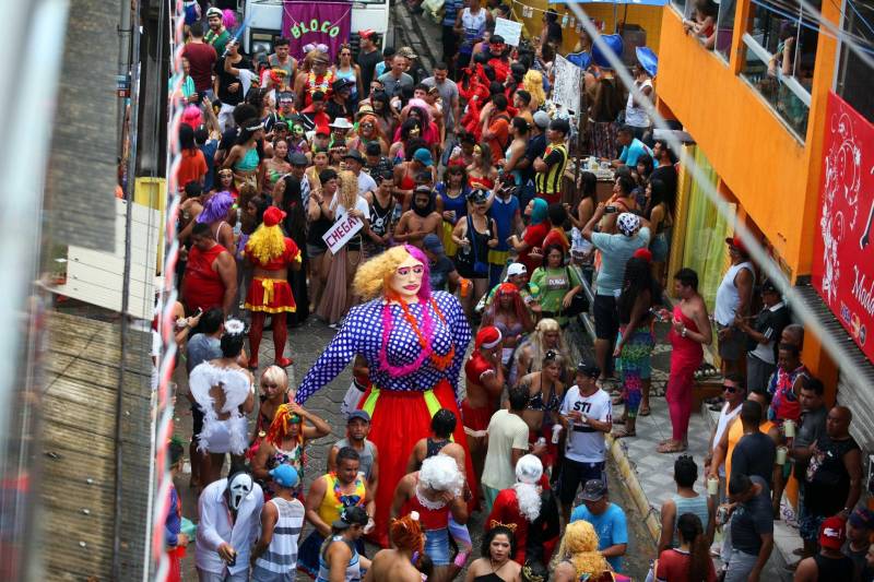 O professor Júlio Leal Gomes é natural de Vigia de Nazaré, no nordeste paraense, terra conhecida pela hospitalidade, principalmente em época festiva. Mantendo a tradição, no Carnaval Júlio e seus irmãos abrem a casa da família para amigos e outros parentes. Neste ano, o imóvel de quatro cômodos abrigou mais de 50 pessoas. Vigia tem um dos maiores e mais tradicionais carnavais do Pará. Nesta época do ano, a população do município, de 51.173 habitantes (Censo/IBGE), triplica com a chegada de brincantes oriundos de todo o Brasil, e os vigienses – igual coração de mãe - acolhem essa multidão. A estimativa é a cidade receber mais de 300 mil pessoas neste Carnaval.
FOTO: IGOR BRANDÃO / AG PARÁ
DATA: 13.02.2018
VIGIA - PARÁ <div class='credito_fotos'>Foto: IGOR BRANDÃO / AG. PARÁ | <a href='/midias/2018/originais/47019a10-f97b-490d-ac1e-c8c193209d51.jpg' download><i class='fa-solid fa-download'></i> Download</a></div>