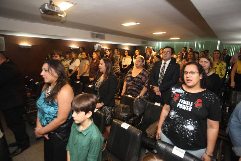 A Defensora Pública Geral, Jeniffer de Barros Rodrigues, foi reconduzida pelo Conselho Superior da Defensoria Pública do Estado do Pará para mais um biênio frente à Defensoria Pública do Estado do Pará. A 52ª Sessão Extraordinária do Conselho Superior ocorreu nesta terça-feira, 26 de junho, e foi presidida pelo Subdefensor Público Geral do Estado do Pará, Vladimir Koenig. Jeniffer de Barros Rodrigues foi reconduzida pelo Governador do Estado, Simão Jatene, por meio do decreto de 27 de março de 2018. A Defensora Pública Geral do Estado do Pará foi a candidata mais votada na eleição para o cargo, ocorrida em 09 de março de 2018, com 162 votos. A Sessão Solene contou com a presença de familiares, autoridades de Estado, membros da Gestão, defensores públicos e servidores da Defensoria Pública do Estado.
FOTO: MARCELO LELIS / AG. PARÁ
DATA: 26.06.2018
BELÉM - PARÁ <div class='credito_fotos'>Foto: Marcelo Lelis / Ag. Pará | <a href='/midias/2018/originais/4704b3c8-7fff-4dc2-8e2d-51983bf296d6.jpg' download><i class='fa-solid fa-download'></i> Download</a></div>