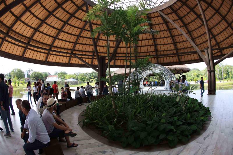 O Parque Estadual do Utinga (PEUt) o mais importante espaço de preservação e estudo da biodiversidade dentro da Região Metropolitana de Belém será reaberto à população a partir desta sexta,16, a partir das 16h30, com apresentações artísticas, com o Boi Veludinho, crianças do Pro Paz e a premiada Orquestra Sinfônica do Theatro da Paz. A apresentação será em um espaço ao ar livre e não será necessária a retirada de ingressos, por esse motivo, a recomendação é que o público chegue cedo, porque a entrada será fechada quando o espaço estiver lotado.
FOTO: MÁCIO FERREIRA / AG PARÁ
DATA: 16.03.2018
BELÉM - PARÁ <div class='credito_fotos'>Foto: MÁCIO FERREIRA/ AG. PARÁ | <a href='/midias/2018/originais/47098089-fe1c-49d6-8c0d-bda954906866.jpg' download><i class='fa-solid fa-download'></i> Download</a></div>