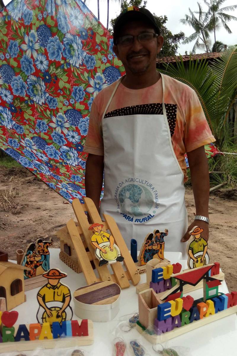 Valorizar o trabalho do pequeno produtor, com a venda direta ao consumidor, é o principal objetivo da I Feira da Agricultura Familiar e Artesanato de Marapanim, no nordeste paraense, realizada até sábado (31).
FOTO: ASCOM EMATER
DATA: 01.04.2018
MARAPANIM - PARÁ <div class='credito_fotos'>Foto: ASCOM EMATER | <a href='/midias/2018/originais/47130a0d-9303-4487-916a-7571e0d63707.jpg' download><i class='fa-solid fa-download'></i> Download</a></div>