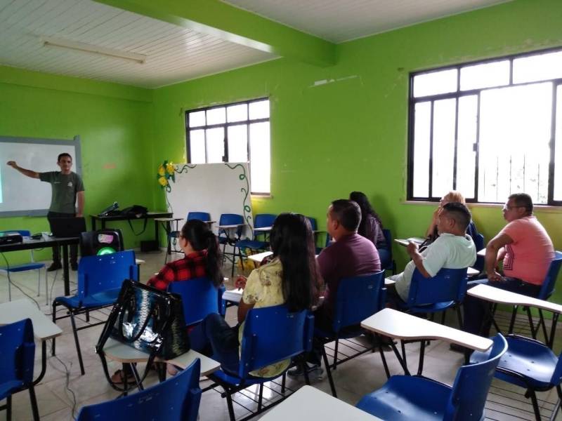 Mais de 900 pessoas dos municípios de Abaetetuba e Acará, no Baixo Tocantins, já foram atendidos pelos projetos educativos do Departamento de Trânsito do Pará (Detran). Estudantes, professores e moradores de áreas ribeirinhas participaram das ações dos projetos ‘Detran nos Municípios’ e ‘Detran nas Comunidades’. O primeiro local trabalhado pela equipe foi a ilha de Piquiarana (foto), na comunidade São Francisco Xavier, em Abaetetuba, onde foi realizada uma ação solidária. Cerca de 560 pessoas foram atendidas. O trabalho foi integrado entre o Detran, a Prefeitura de Abaetetuba, a Faculdade Fan, o Instituto Rosa dos Ventos, a empresa BMF e o Sebrae.

FOTO: ASCOM / DETRAN
DATA: 04.12.2018
ABAETETUBA - PARÁ <div class='credito_fotos'>Foto: ASCOM DETRAN   |   <a href='/midias/2018/originais/47138651-150d-4db1-9b87-ae0b93682e9d.jpg' download><i class='fa-solid fa-download'></i> Download</a></div>