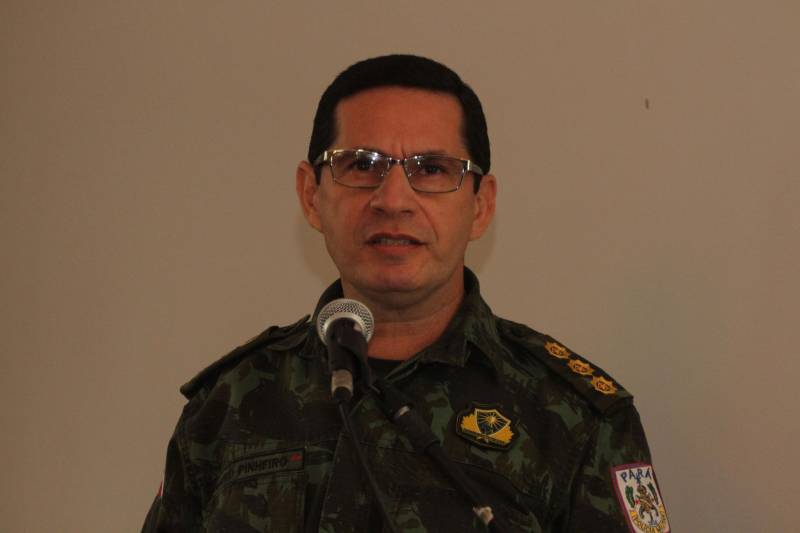 Trinta e seis policiais militares atuarão a partir do primeiro semestre de 2019, na prevenção primária ambiental dirigida a alunos do 5º e 6º anos do ensino fundamental. Os novos educadores ambientais foram certificados na manhã desta quarta-feira (5), no auditório da Casa Militar da Governadoria, em Belém. Eles participaram do primeiro Curso de Formação de Educadores Ambientais da Amazônia (CFEAM). Na foto, o coronel Mauro Pinheiro, comandante do Policiamento Ambiental.

FOTO: CRISTINO MARTINS / AG. PARÁ
DATA: 05.12.2018
BELÉM - PARÁ <div class='credito_fotos'>Foto: Cristino Martins/Ag. Pará   |   <a href='/midias/2018/originais/4717ee24-25de-4249-bb2c-ae67a06676f4.jpg' download><i class='fa-solid fa-download'></i> Download</a></div>