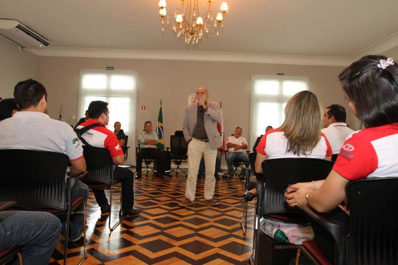 O Governo do Estado entregou, nesta segunda-feira, 12, no Palácio do Governo, 75 motocicletas a mototaxistas de Belém, Castanhal, Ananindeua e Igarapé-Açu. As motos foram adquiridas pelos mototaxistas por meio do Credcidadão, programa que incentiva a geração de trabalho e renda entre os microempreendedores com necessidades financeiras. O governador Simão Jatene (foto) fez a entrega das chaves das motos, acompanhado do prefeito de Belém, Zenaldo Coutinho; do presidente da Assembleia Legislativa do Estado do Pará (Alepa), Márcio Miranda; dos deputados Eliel Faustino e Coronel Neil; do secretário de Desenvolvimento Econômico, Indústria, Comércio e Mineração, Hildegardo Nunes; do diretor-geral do Credcidadão, Jorge Rezende e de representantes de sindicatos e associações de mototaxistas, entre eles o presidente do Sindicato dos Mototaxistas do Pará, José Ribamar Soares, o Alemão.
FOTO: CRISTINO MARTINS / AG. PARÁ
DATA: 12.11.2018
BELÉM - PARÁ <div class='credito_fotos'>Foto: Cristino Martins/Ag. Pará | <a href='/midias/2018/originais/47199b7c-dc7e-4de7-9485-bb6f84cdcf40.jpg' download><i class='fa-solid fa-download'></i> Download</a></div>
