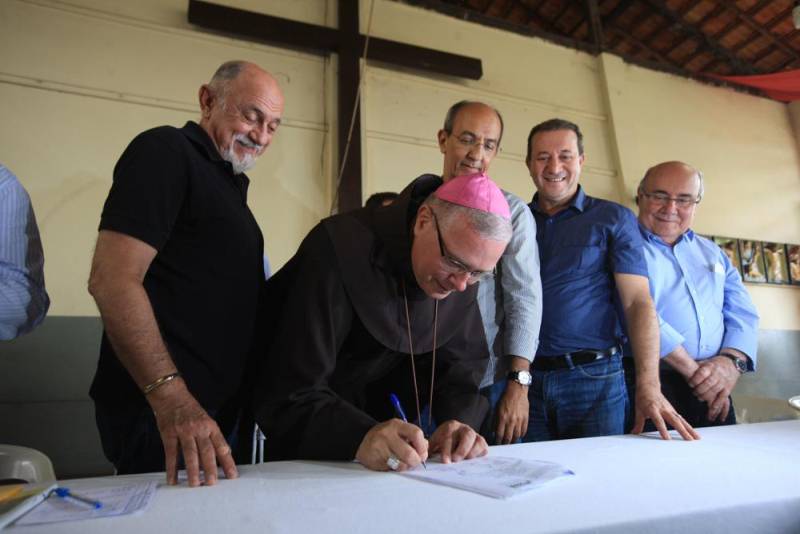 "Hoje é uma nova história, um novo tempo", assim observou o diretor-presidente do Hospital Santa Casa de Misericórdia do município de Óbidos, na região do Baixo Amazonas, a respeito do termo de fomento assinado entre o Governo do Estado, por meio da Secretaria de Saúde Pública (Sespa), e a Associação de Caridade da Santa Casa que garantirá a conclusão da reforma e ampliação da unidade de saúde, orçada em R$ 3,6 milhões. A Santa Casa de Óbidos, unidade quase centenária, fundada em 07/07/1922, é uma das referências em saúde na região formada por municípios da margem esquerda do rio Amazonas. Gerida desde 2014 por uma congregação franciscana, a Santa Casa faz parte do processo de regionalização e descentralização da saúde, que vem sendo promovida pela atual gestão em todas as regiões de integração. Na foto, o bispo diocesano Dom Bernardo Bahlman (assinando).
FOTO: RODOLFO OLIVEIRA / AG. PARÁ
DATA: 09.03.2018
ÓBIDOS - PARÁ
<div class='credito_fotos'>Foto: Rodolfo Oliveira/Ag. Pará | <a href='/midias/2018/originais/47204104-aed9-42dc-bb95-e347955a5284.jpg' download><i class='fa-solid fa-download'></i> Download</a></div>