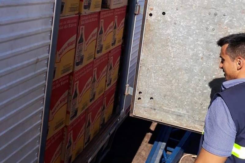 Equipes de fiscalização da Secretaria da Fazenda do Pará (Sefa) sediadas na coordenação de Mercadorias em Trânsito da Base Candiru, no porto de Óbidos, apreenderam, no sábado, 26, balsa que transportava caminhão contendo 633 caixas de conhaque, num total de 7.596 garrafas; 200 caixas de cachaça, totalizando 2.400 garrafas pet de 490ml, e 160 caixas de copos descartáveis, tudo sem nota fiscal, procedente de Santarém e com destino a Juruti.
FOTO: ASCOM SEFA
DATA: 26.05.2018
ÓBIDOS - PARÁ <div class='credito_fotos'>Foto: Ascom Sefa | <a href='/midias/2018/originais/47208ba4-826a-4acc-8b4b-8c426d5b618e.jpg' download><i class='fa-solid fa-download'></i> Download</a></div>