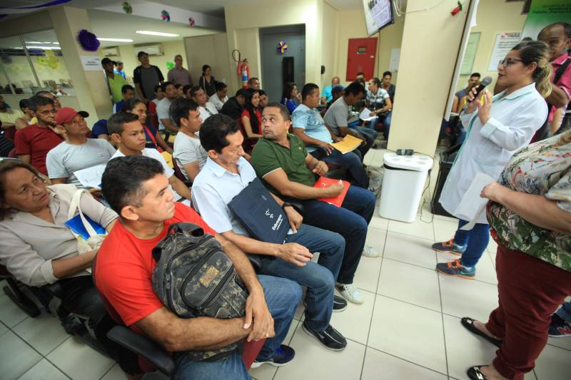 Nesta quarta-feira (2), a Secretaria de Assistência Social, Trabalho, Emprego e Renda (Seaster) realizou, na Casa do Trabalhador, uma ação de cidadania alusiva ao Dia do Trabalhador, celebrado ontem (1°). A programação contou com emissão de RG, encaminhamento para carteira de trabalho, intermediação de mão de obra através do SINE, testes rápidos de Hepatite C, atendimento médico com clínico geral, orientação jurídica e de contabilidade, cadastro e emissão de carteiras para artesãos, palestras e serviços de beleza. Iara Carvalho, de 22 anos, acordou cedo para participar da ação. Ela, que procura um emprego, foi encaminhada para a intermediação de mão de obra do SINE e aproveitou, também, para fazer um atendimento jurídico. “Fiquei sabendo da ação pela minha tia e vim participar. Conheço pessoas que conseguiram emprego pelo SINE e vim me cadastrar na torcida de conseguir um também. Espero já sair daqui com alguma entrevista marcada”, disse.
FOTO: MÁCIO FERREIRA / AG. PARÁ
DATA: 02.05.2018
BELÉM - PARÁ <div class='credito_fotos'>Foto: MÁCIO FERREIRA/ AG. PARÁ | <a href='/midias/2018/originais/4720cee0-ac50-4aa8-83d4-5775fc43256d.jpg' download><i class='fa-solid fa-download'></i> Download</a></div>