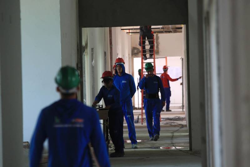 Em Castanhal, o Hospital Regional do município é outro que o Governo do Estado vai entregar até o final de 2018. Terá 179 leitos, sendo 40 de Unidades de Tratamento Intensivo - 20 adulta e 20 pediátrica; um Centro Cirúrgico com seis salas; serviços de urgência e emergência; radioterapia, quimioterapia e hemodiálise.
FOTO: SIDNEY OLIVEIRA / AG. PARÁ
DATA: 18.10.2018
CASTANHAL - PARÁ <div class='credito_fotos'>Foto: Sidney Oliveira/Ag. Pará | <a href='/midias/2018/originais/472afd88-e7bf-4f78-b0a0-aee23cc20a1d.jpg' download><i class='fa-solid fa-download'></i> Download</a></div>