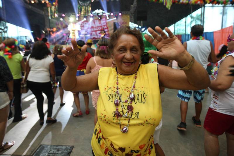 Mais de quatro mil idosos caíram na folia na tarde desta quarta-feira (7), durante o 18° Baile Carnavalesco da Melhor Idade, do projeto Vida Ativa, executado pela Secretaria de estado de Esporte e Lazer (Seel). Uma das grandes atrações foi o concurso que escolheu a “Rainha das Rainhas” da terceira idade, título que este ano ficou com a candidata Lindaura Cardoso, de 63 anos. Dona Margarida Oliveira, de 70 anos (foto), só era alegria e declarou que a cada ano a festa fica melhor.
FOTO: CARLOS SODRÉ / AG. PARÁ
DATA: 07.02.2018
BELÉM - PARÁ <div class='credito_fotos'>Foto: CARLOS SODRÉ / AG. PARÁ | <a href='/midias/2018/originais/473e3700-d967-4f07-8786-0046d9ecfe68.jpg' download><i class='fa-solid fa-download'></i> Download</a></div>