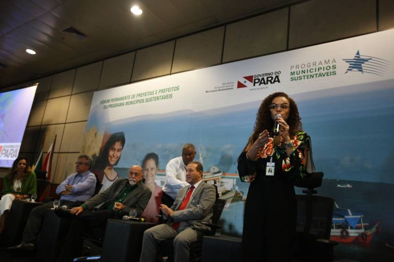 O primeiro dia do Fórum Permanente de Prefeitas e Prefeitos dos Municípios Sustentáveis contou com a participação de 85 prefeitos , 17 vices e 21 secretários municipais dos 141 municípios manifestaram interesse em adotar as diretrizes do programa. Para o governador Simão Jatene, esta grande participação simboliza a união de agentes públicos que colocaram os interesses coletivos acima dos interesses individuais para construir um estado melhor para todos. Com o tema “Gestão Compartilhada”, o evento traz as experiências e os desdobramentos das agendas governamentais que foram planejadas em parceria com as gestões municipais. Através da Secretaria Extraordinária de Municípios Sustentáveis (Semsu) Governo do Pará, por meio da Semsu, investe na capacitação dos municípios para a promoção de uma gestão fiscal eficiente. Para Izabela Jatene, este primeiro dia serviu para sinalizar o quanto os gestores estão preocupados com o equilíbrio da questão fiscal dos municípios e em desenvolver uma governança compartilhada para desenvolver seus municípios. Na foto, a titular da Semsu, Izabela Jatene.
FOTO: ANTÔNIO SILVA / AG. PARÁ
DATA: 07.02.2018
BELÉM - PARÁ <div class='credito_fotos'>Foto: Antônio Silva/Ag. Pará | <a href='/midias/2018/originais/4743dc68-4c60-483e-a829-7a3efe1e4622.jpg' download><i class='fa-solid fa-download'></i> Download</a></div>