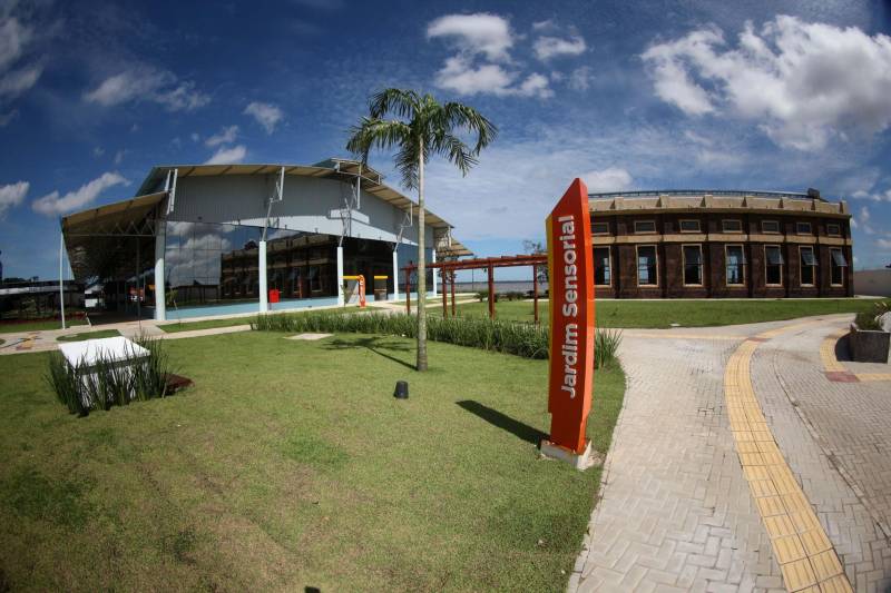 O Pará ganha, a partir desta quarta-feira, 30, o primeiro Centro Integrado de Inclusão e Reabilitação da região Norte. Localizado na rodovia Arthur Bernardes, em Belém, às margens da Baía do Guajará, o Centro Integrado de Inclusão e Reabilitação – CIIR, está instalado em uma área total de mais de 40 mil metros quadrados. O Centro é diferente de outros que já existem no país por integrar vários serviços em um único local. A obra foi iniciada em março de 2014 e está orçada em mais de R$ 32 milhões, recursos do tesouro estadual. O CIIR faz parte das ações previstas pelo Governo do Estado ampliando os serviços já oferecidos pela Secretaria de Estado de Saúde Pública (Sespa). A inauguração do Centro será às 16h30. O CIIR vai agregar, em um único espaço, assistência médica, odontológica, reabilitação, capacitação, oficinas para produção de próteses e serviço de apoio e diagnósticos em crianças, jovens e adultos com deficiência no Estado do Pará. No CIIR vai funcionar um Centro Especializado em Reabilitação (CER IV) para usuários com deficiência auditiva, física, intelectual e visual; uma oficina ortopédica fixa e um Centro de Especialidades Odontológicas (CEO II).
FOTO: THIAGO GOMES / AG. PARÁ
DATA: 25.05.2018
BELÉM - PARÁ <div class='credito_fotos'>Foto: Thiago Gomes /Ag. Pará | <a href='/midias/2018/originais/47465d3c-14d4-4b1b-9411-779a61b436fb.jpg' download><i class='fa-solid fa-download'></i> Download</a></div>