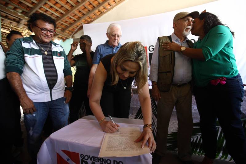 “Ter a posse da terra é a certeza de que nunca iremos perder o nosso direito, que nossos filhos e nossos netos poderão dar continuidade a nossa história em segurança. Foram anos de luta até chegar esse dia, agraciados com a assinatura do nosso título de terra. Só temos a agradecer a todos que fizeram parte disso e a cada um que lutou junto para que hoje isso se tornasse realidade”. A fala emocionada foi de seu Mário Araújo Silva, presidente da Associação Remanescente de Quilombo Espírito Santo, localizada no município do Acará, no nordeste do Estado. Ele assinou, neste sábado (24), junto com o governador Simão Jatene, o título que dá a posse da terra a comunidade. A fala do presidente traduz o sentimento das dezenas de famílias que moram no local, que agora tem a posse legítima do local onde seus antepassados viveram. “Sou filho de mãe negra. Nasci aqui como minha vó, bisavó, que fazem parte da história dessa comunidade que já existe a mais de 300 anos. Na foto, a deputada estadual Cilene Couto.
FOTO: SIDNEY OLIVEIRA / AG. PARÁ
DATA: 24.03.2018
ACARÁ - PARÁ <div class='credito_fotos'>Foto: Sidney Oliveira/Ag. Pará | <a href='/midias/2018/originais/474ab58a-7289-40fc-9176-7f6bc6736421.jpg' download><i class='fa-solid fa-download'></i> Download</a></div>