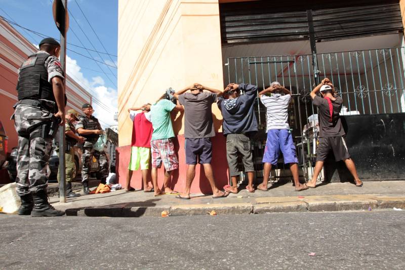 Após dois meses de investigação e um trabalho intenso de inteligência, as forças de segurança estaduais prenderam na tarde de hoje, durante a “Operação Campina”, desencadeada no bairro de mesmo nome, centro de Belém, quatro mulheres acusadas de tráfico de drogas e apreendeu quase dois quilos de cocaína, maconha e crack, resultado do cumprimento de oito mandados de busca e apreensão.
FOTO: CRISTINO MARTINS / AG. PARÁ
DATA: 16.02.2018
BELÉM - PARÁ <div class='credito_fotos'>Foto: Cristino Martins/Ag. Pará | <a href='/midias/2018/originais/474c0263-0001-49b4-9371-d8e40cc782e7.jpg' download><i class='fa-solid fa-download'></i> Download</a></div>