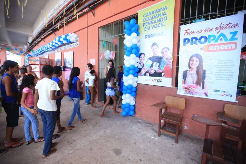 Nesta sexta-feira, uma programação (foto) alegre e diferenciada marcou as comemorações pelos 14 anos do Pro Paz no Pará, iniciativa que surgiu em 2004 como um programa do Governo do Estado, convertida mais tarde em política pública por força de decreto, até se consolidar, em 2015, na Fundação Pro Paz, que tem a missão de racionalizar e ordenar recursos e ações para transformar a vida de milhares de paraenses em situação de vulnerabilidade social. A existência do Pro Paz fez do Pará vanguarda na Federação, por ser o único estado que possui, há mais de dez anos, um protocolo padrão para atendimento a crianças e adolescentes vítimas de violência que é modelo para o Brasil, referendado pela ONG Childhood Brasil e reconhecido pela ONU. O modelo referência do trabalho do Pro Paz foi que levou o Pará a ganhar da Organização das Nações Unidas (ONU), em 2015, o reconhecimento por manter uma das onze melhores práticas das Américas para a integração de sistemas de segurança pública com políticas sociais.
FOTO: MÁCIO FERREIRA / AG. PARÁ
DATA: 29.06.2018
BELÉM - PARÁ <div class='credito_fotos'>Foto: MÁCIO FERREIRA/ AG. PARÁ | <a href='/midias/2018/originais/474eb253-fbad-4c19-9ca7-89d2b6e2dabb.jpg' download><i class='fa-solid fa-download'></i> Download</a></div>