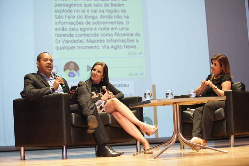 A programação neste primeiro dia começou com o debate "Jornalismo político em tempos de fake news e redes sociais: o desafio da credibilidade", que teve a participação de três jornalistas que moram em Brasília e de onde acompanham a rotina política brasileira. Adriana Vasconcelos (c), que foi correspondente do jornal O Globo por 15 anos, e trabalhou na cobertura de seis eleições presidenciais e Luiz Fara Monteiro (e), repórter do Jornal da Record, em Brasília, setorizado em política e economia, debaterem as melhores formas de identificar e conter as fake news. O debate teve a mediação da jornalista paraense Francy Rodrigues (d), assessora do senador Randolfe Rodrigues (Rede).
FOTO: MÁCIO FERREIRA / AG. PARÁ
DATA: 11.06.2018
BELÉM - PARÁ <div class='credito_fotos'>Foto: MÁCIO FERREIRA/ AG. PARÁ | <a href='/midias/2018/originais/47514d0e-ba52-4cd1-9885-cef42f40d312.jpg' download><i class='fa-solid fa-download'></i> Download</a></div>