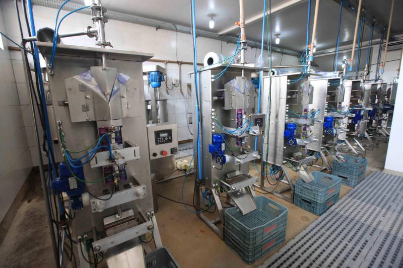 Mais de 300 produtores compareceram à arena Bira's, em Igarapé-Miri, no nordeste paraense, na manhã de quinta-feira (15), em busca de informações sobre crédito, qualificação profissional, regularização fundiária e cadeia produtiva. O público foi atendido pela "Caravana Pará 2030 - Igarapé-Miri", promovida pelo governo do Estado, que levou ao município os serviços de várias secretarias, bancos e instituições ligadas à produção e à intermediação de negócios.
FOTO: RODOLFO OLIVEIRA / AG. PARÁ
DATA: 16.03.2018
IGARAPÉ-MIRI - PARÁ <div class='credito_fotos'>Foto: Rodolfo Oliveira/Ag. Pará | <a href='/midias/2018/originais/475b544f-8054-478f-a33a-f12eddbe2b96.jpg' download><i class='fa-solid fa-download'></i> Download</a></div>