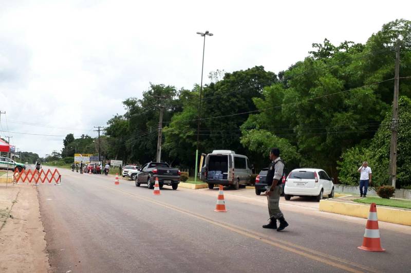 Ações integradas de educação e fiscalização estão sendo realizadas em Abaetetuba, no nordeste paraense, durante a Operação Carnaval 2018. O Departamento de Trânsito do Estado (Detran) e demais órgãos do Sistema de Segurança Pública executaram, na segunda-feira (12), uma grande ação no pórtico de entrada da cidade. Seis agentes de educação do Detran mobilizaram alunos da faculdade FAM e do Instituto Federal do Pará (IFPA), integrantes do Instituto Rosa dos Ventos, técnicos da Biblioteca Pública e do Centro de Formação de Condutores Abaeté Regional na ação conjunta de educação para o trânsito, voltada a condutores e passageiros. Os voluntários atuaram como agentes multiplicadores em educação para o trânsito, orientando as pessoas sobre comportamentos de risco.
FOTO: ASCOM / DETRAN
DATA: 13.02.2018
ABAETETUBA - PARÁ <div class='credito_fotos'>Foto: ASCOM / DETRAN | <a href='/midias/2018/originais/475eb895-d6b2-4641-bb13-12e87ec7715d.jpg' download><i class='fa-solid fa-download'></i> Download</a></div>