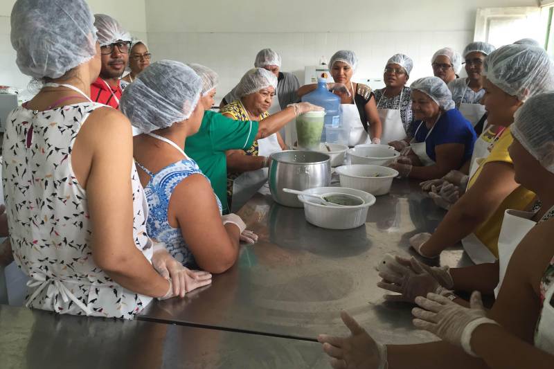 Na manhã desta terça-feira, 28, lideranças de Organizações da Sociedade Civil (OSC's) de vários bairros de Belém participaram do terceiro módulo do projeto Família e Cidadania, com o tema empreendedorismo. O projeto é desenvolvido pelo Núcleo de Articulação e Cidadania (NAC), em parceria com as Secretarias Estaduais de Saúde Pública (Sespa), de Educação (Seduc), de Assistência Social, Trabalho, Emprego e Renda (Seaster), Defensoria Pública e a Empresa de Assistência Técnica e Extensão Rural do Pará (Emater).
FOTO: ASCOM / NAC
DATA: 28.06.2016
BELÉM - PARÁ <div class='credito_fotos'>Foto: Ascom NAC | <a href='/midias/2018/originais/4761830a-f111-4d86-a490-54c5daaa3afe.jpg' download><i class='fa-solid fa-download'></i> Download</a></div>