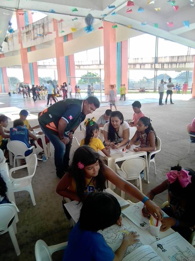 Para marcar o início da “Operação Verão 2018”, a Coordenadoria de Educação do Departamento de Trânsito do Estado (Detran) mobilizou nesta sexta-feira (29) suas equipes em quatro pontos de Belém, para levar informação a condutores e pedestres. Logo cedo, quem procurou a sede do órgão, localizada na Avenida Augusto Montenegro, foi abordado por agentes que distribuíram material sobre educação no trânsito. Além do salão principal, os agentes atuaram em outros setores do Detran, como a vistoria veicular e a área de exames, locais de grande acesso do público. A ação se repetiu no Polo Pró Paz do Mangueirão (Estádio Olímpico do Pará, na foto) e na sede da Secretaria de Estado da Fazenda (Sefa), na Avenida Visconde de Souza Franco, das 8 às 12 h. No Shopping Bosque Grão-Pará, a ação começou às 12 h e se estenderá até às 18 h.
FOTO: ASCOM / DETRAN
DATA: 29.06.2018
BELÉM - PARÁ <div class='credito_fotos'>Foto: ASCOM DETRAN | <a href='/midias/2018/originais/47667fcf-b5cc-489e-ab92-3004e2652f68.jpg' download><i class='fa-solid fa-download'></i> Download</a></div>