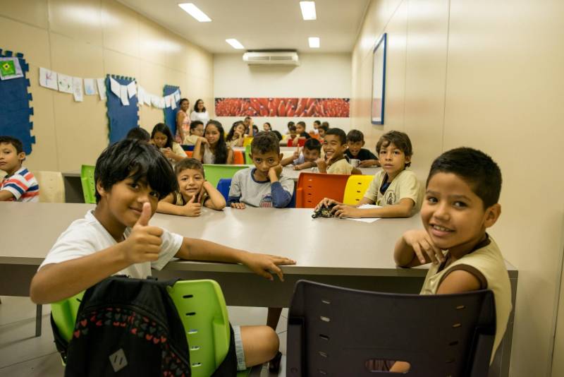 “A cultura tem o poder de emocionar”. A frase dita pela professora Ruth Valin marcou o tom do Sarau Literário na manhã desta sexta-feira, 8, no Preventório Santa Terezinha, no bairro do Marco, em Belém, que contou com a presença do escritor paraense Daniel Leite, homenageado pelas crianças atendidas pela instituição e os alunos da Escola Estadual Santa Terezinha, que funciona no mesmo prédio. Elas cantaram músicas infantis e recitaram trechos das obras “A história das crianças que plantaram um rio” e “A menina árvore”, de Daniel Leite, além de apresentar uma dramatização sobre a primeira obra. Muito concentrados e com a leitura bem ensaiada, os pequeninos emocionaram a todos, principalmente o escritor convidado para o sarau. Segundo a professora Odinéia Bastos, que orientou os alunos na leitura do livro “A história das crianças que plantaram um rio”, elas soltaram a imaginação durante a leitura da obra, e dessa viagem saíram desenhos, pinturas, colagens e poemas, que enfeitaram o auditório e os corredores da instituição, encantando a todos os presentes.
FOTO: FERNANDO SETTE CÂMARA / ASCOM IOE
DATA: 08.06.2018
BELÉM - PARÁ <div class='credito_fotos'>Foto: FERNANDO SETTE CÂMARA / ASCOM IOE | <a href='/midias/2018/originais/4767397f-b082-46f0-ad3a-f5786f3283a7.jpg' download><i class='fa-solid fa-download'></i> Download</a></div>