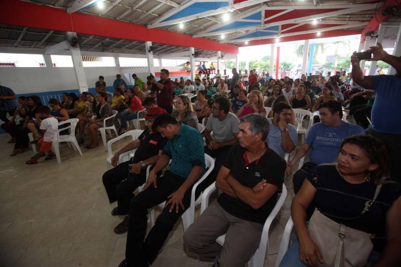 Em Tracuateua, o evento ocorreu no Salão da Marujada. O prefeito Tamariz Cavalcante comentou o trabalho da prefeitura realizado na área de saúde, e que os 4 km de asfaltamento irão contribuir com outra reivindicação dos moradores do município.
FOTO: SIDNEY OLIVEIRA / AG. PARÁ
DATA: 14.06.2018
TRACUATEUA - PARÁ <div class='credito_fotos'>Foto: Sidney Oliveira/Ag. Pará | <a href='/midias/2018/originais/4776e60f-21bc-4799-8bc3-a82e001809ed.jpg' download><i class='fa-solid fa-download'></i> Download</a></div>