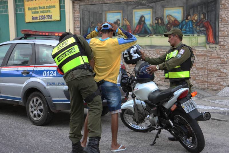 A operação, que prosseguirá durante todo o final de semana na capital, envolve 10 viaturas e 18 motocicletas da Polícia Militar, duas viaturas da Ronda Tática Metropolitana (Rotam) e 30 policias militares que já atuam no policiamento ostensivo nos bairros, além do reforço da Guarda Municipal de Belém.
FOTO: CARLOS SODRÉ / AG. PARÁ
DATA: 20.07.2017
BELÉM - PARA <div class='credito_fotos'>Foto: Carlos Sodré /Ag. Pa | <a href='/midias/2018/originais/4779f34b-13fe-4e50-a893-e74ef93e40b7.jpg' download><i class='fa-solid fa-download'></i> Download</a></div>