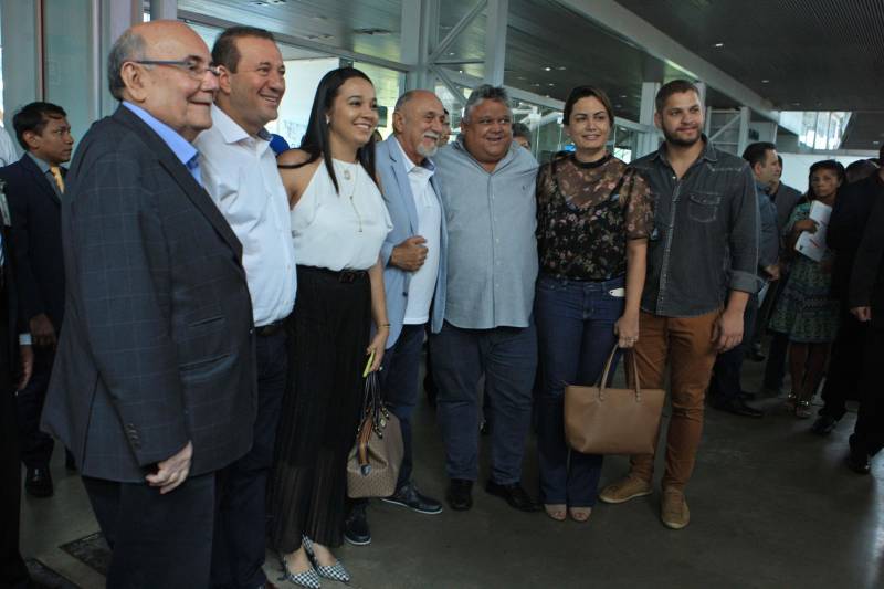 Com a entrega de mais 359 veículos, somente esta semana, o Governo do Pará reforçou a atuação da área de segurança pública em todo o Estado. Todos os veículos auxiliarão no combate a criminalidade e a manutenção da segurança em todo o território paraense. Boa parte desses veículos foi destinada diretamente para as guardas municipais, numa ação integrada com as Prefeituras, por meio da Secretaria de Segurança Pública e Defesa Social (Segup) com articulação da Secretaria de Municípios Sustentáveis, que define em conjunto com os municípios, a agenda de prioridades. A última etapa da entrega ocorreu nesta quinta-feira (5), no Hangar – Centro de Convenções da Amazônia.
FOTO: RODOLFO OLIVEIRA / AG. PARÁ
DATA: 05.07.2018
BELÉM - PARÁ <div class='credito_fotos'>Foto: Rodolfo Oliveira/Ag. Pará | <a href='/midias/2018/originais/47854259-43d3-4d27-92b9-4ba8a97d7c03.jpg' download><i class='fa-solid fa-download'></i> Download</a></div>