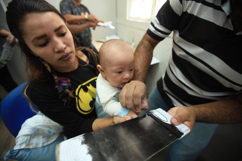 Uma média de 50 a 60 mil RGs foram emitidos por mês em todo o Pará pela Diretoria de Identificação "Enéas Martins" (Didem), da Polícia Civil, de janeiro a novembro de 2018. O número é considerado alto e é resultado da maior agilidade no atendimento para a emissão e entrega do documento, possível após a possibilidade de agendamento pelo site do órgão de segurança pública. Antes, longas filas se formavam na frente da Delegacia Geral do Estado, o principal posto de atendimento. A diretora da Didem, Juliete Monteiro, conta que com a modernização da polícia no interior do Estado contribuiu com o aumento das emissões e com a diminuição do prazo para a entrega do documento. “Tinha município que esperava até 40 dias. Com a informatização, o prazo diminuiu bastante”, diz. Além disso, Juliete lembra que o agendamento informatizado inibiu situações irregulares, como a venda de senha para o atendimento. Atualmente, 44 municípios do Estado são informatizados. Destes, 32 passaram pela modernização de sistema nos últimos oito anos de gestão do governador Simão Jatene. “Agora temos muito mais possibilidades no interior. Quem não tem posto de atendimento no seu município, pode fazer na cidade mais próxima. Temos muito ainda pela frente, mas estamos caminhando para que o usuário aguarde cada vez menos tempo para receber seu RG”, concluiu.

FOTO: MÁCIO FERREIRA / AG. PARÁ
DATA: 03.12.2018
BELÉM - PARÁ
 <div class='credito_fotos'>Foto: MÁCIO FERREIRA/ AG. PARÁ   |   <a href='/midias/2018/originais/478efbc5-e726-4881-b671-22447c3125e2.jpg' download><i class='fa-solid fa-download'></i> Download</a></div>